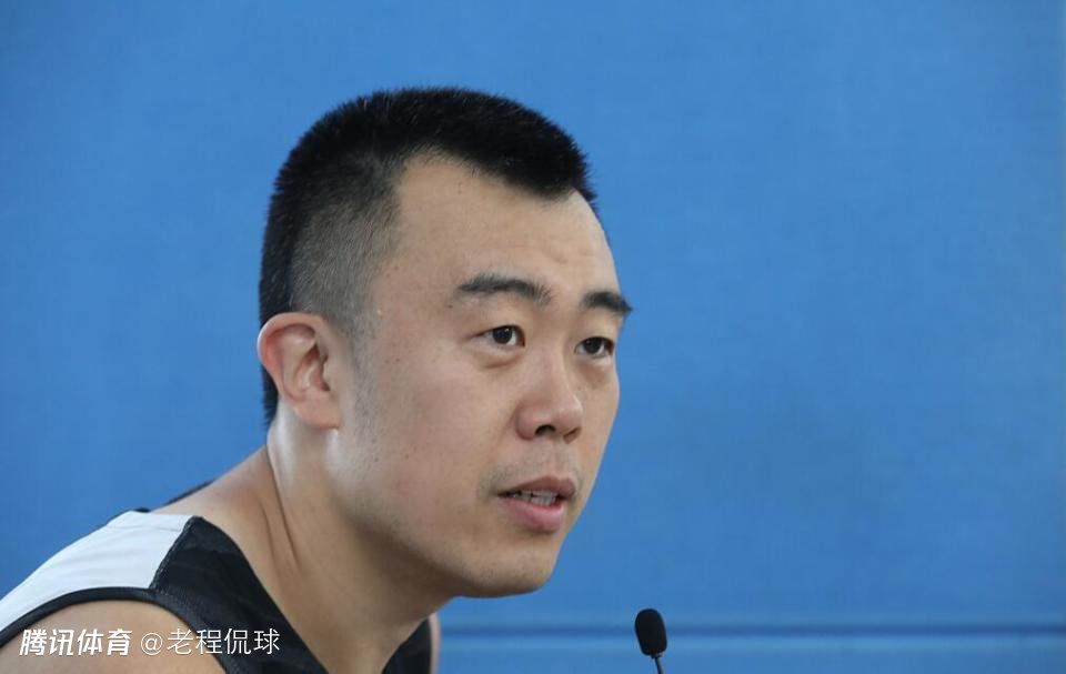 ,拾梦艺人关腾(王凯 饰)被各类负面评论困扰,其掮客人陆倩(谭沐子 饰)找到了营销年夜号肖卿(姚波 饰),但愿经由过程肖卿的正面宣扬,让关腾从头取得年夜家承认。古装设计师夏牵(吴倩男 饰)被老板钟识(崔泽锋 饰)打来的德律风召回公司,本来是拾梦总裁秦炀(郭勐 饰)找夏牵为关腾设计新戏服装造型,而保举夏牵的,恰是夏牵的好伴侣陆倩。秦炀与夏牵到钟识公寓进行设计上的沟通,这一花边被喜好发掘新闻的肖卿看到并拍了照。同时,肖卿还拍到了富二代凌梓皓疯狂纠缠陆倩的照片。肖卿把花边告知了关腾,并发布在了网上。秦炀为澄清事实,找